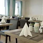 Alojamento de Acomodação e Pequeno-almoço Claro Garni